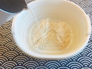 1、拿什么来拯救你闷骚的面——豆角焖面,用开水把新鲜面条稍微烫一下，沥干；