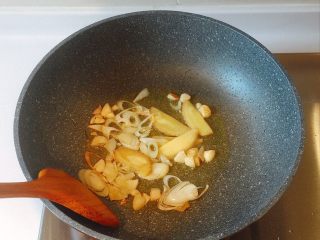 2、拿什么来拯救你闷骚的面——豆角焖面,然后放入葱、姜、蒜，爆炒出香味；