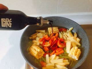 3、拿什么来拯救你闷骚的面——豆角焖面,倒入适量黄豆酱油和盐调味，盖上锅盖转中大火烧开，口味重的小伙伴这时候可以放些老干妈辣酱；