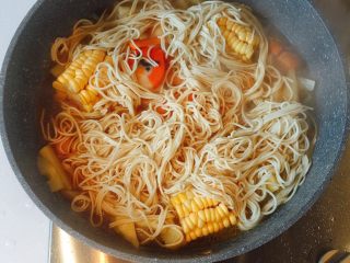 4、拿什么来拯救你闷骚的面——豆角焖面,待锅中的水烧开后，这时可尝尝汤汁的咸淡，如果需要可适当加适量热水或盐调整，然后把拌好油的面条均匀的铺在豆角上；