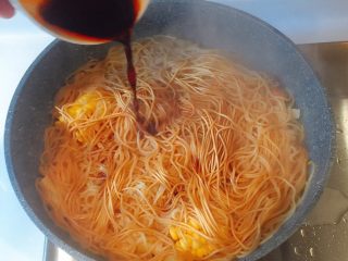 5、拿什么来拯救你闷骚的面——豆角焖面,打开锅盖，倒入刚刚调好的酱汁，可适当洒些蒜末和小米辣，将面条和豆角轻轻用筷子翻拌均匀，大功告成！