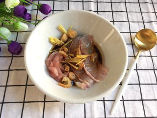 2、荔湾艇仔粥,加花生油和生抽腌一小会儿