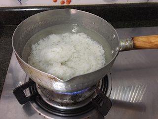 4、荔湾艇仔粥,饭加冷水煮开