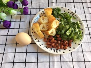 5、荔湾艇仔粥,把配菜先准备好，花生米是炸过的，蛋要打散变蛋液