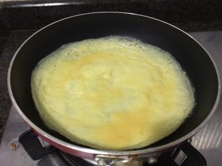 6、荔湾艇仔粥,用平底锅不放油煎成蛋皮，盐也不用放