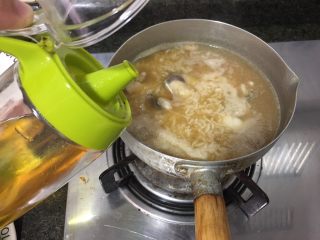 9、荔湾艇仔粥,少许油提香，完成粥底啦！