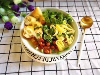 11、荔湾艇仔粥,摆盘铺上配菜即可开动了✌️