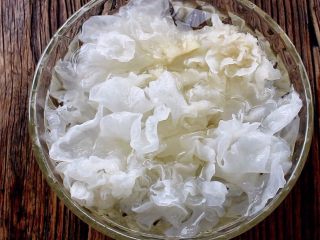 4、牛奶杏仁银耳,泡发