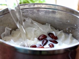 10、牛奶杏仁银耳,再倒入少许清水