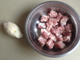 1、芋头蒸排骨,芋头去皮，排骨洗干净并沥干水分