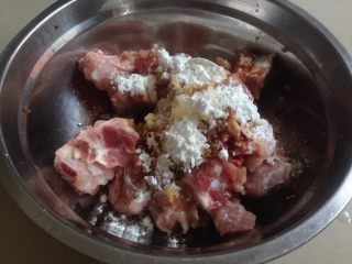 9、芋头蒸排骨,加入生粉抓匀一下