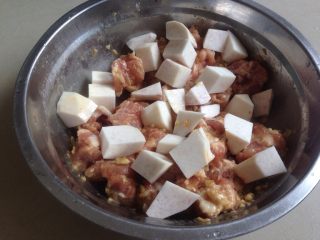 10、芋头蒸排骨,加入芋头块