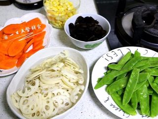 1、荷塘小炒,黑木耳提前用水泡发，摘去老蒂，撕小块备用；莲藕用钢丝球擦干净，对半再切片；红萝卜去皮洗净、切薄薄的片备用；荷兰豆撕去老筋洗净备用；玉米粒洗净