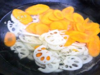 2、荷塘小炒,炒锅烧热水，现在要依次将所有原料焯水。先把胡萝卜、莲藕焯水1分钟以内。