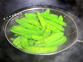 3、荷塘小炒, 依次荷兰豆、木耳、玉米。焯水时间30秒。