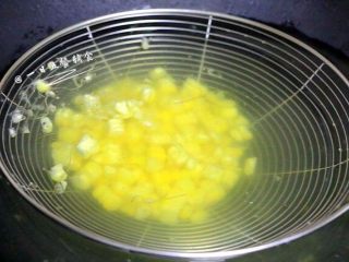 4、荷塘小炒,焯水时间30秒。