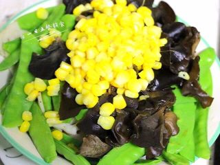 5、荷塘小炒,焯好全都沥干水，放一起就好，一会是一起下锅炒。