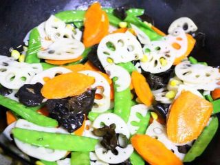 6、荷塘小炒, 炒锅放油烧热，将所有材料一起放入锅中翻炒，中大火大概翻炒1—2分钟（喜欢吃清脆口感的时间就短些），再放入适量的盐调味即可马上出锅。