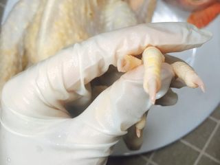 1、原味养生鸡,清理干净，剪掉脚趾