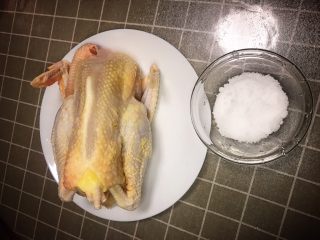 2、原味养生鸡,准备食盐，均匀的涂抹在鸡的全身