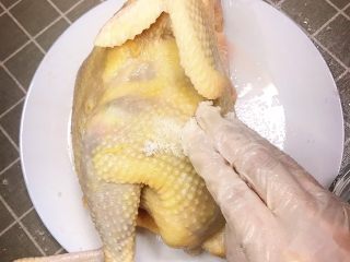 3、原味养生鸡,按摩开始，全身都摸盐还是肚子里面的撒点，然后腌制半小时