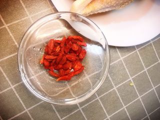 4、原味养生鸡,准备枸杞，材料里我写了放红枣党参但是我自己也没有放，党参的味道过重不喜欢的不要放哈