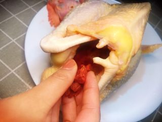 5、原味养生鸡,腌制好后，药材放入鸡腹里