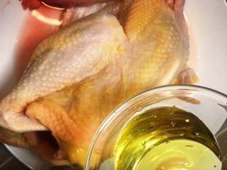 6、原味养生鸡,在蒸之前鸡的身上均匀涂抹一层油，这样蒸出来的鸡开锅那刻油亮亮