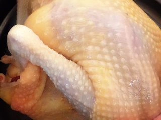 7、原味养生鸡,放入高压锅里蒸15分钟