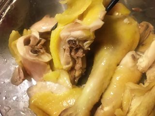 9、原味养生鸡,也可以斩件吃，鸡皮脆爽，腌制的时候盐已经够味，一定要趁热吃，一人干一只都没有问题