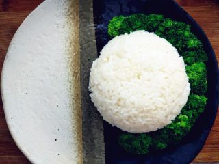 9、日式照烧鸡腿饭,将米饭盛好,切好的鸡腿和西兰花、胡萝卜摆好