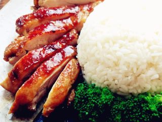 10、日式照烧鸡腿饭,剩余的照烧汁加热,浇在鸡腿上即可