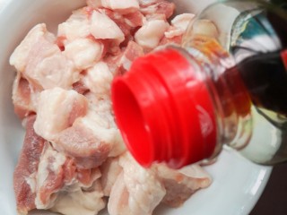 5、大肉粽,加入生抽