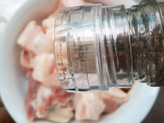 7、大肉粽,加入少许胡椒粉