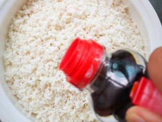 10、大肉粽,将泡发好的糯米沥干水份后加入生抽