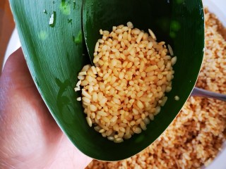 16、大肉粽,加入少许糯米并用勺子压实