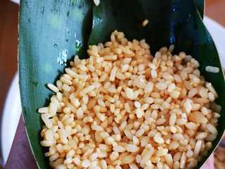 18、大肉粽,再盖上一层糯米