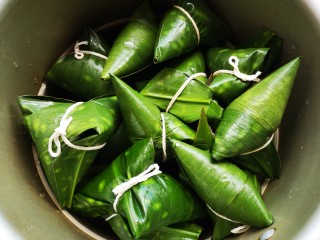 21、大肉粽,全部完成后放入高压锅中加入清水(水量要盖过粽子)煮80分钟(大火煮沸后改用小火)