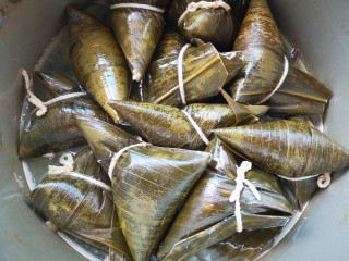 22、大肉粽,煮好打开高压锅盖子,一阵香味扑鼻而来!????