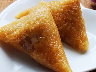 24、大肉粽,将粽叶取掉,美味呈现在眼前