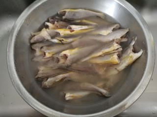 1、家庭版&酥酥的黄花鱼,黄花鱼用水泡好解冻