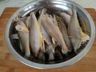 2、家庭版&酥酥的黄花鱼,收拾干净的黄花鱼控水