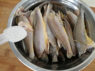 3、家庭版&酥酥的黄花鱼,加盐