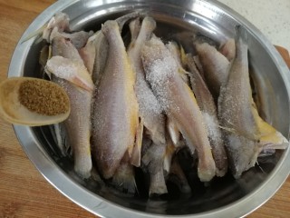 4、家庭版&酥酥的黄花鱼,加花椒粉