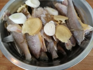 5、家庭版&酥酥的黄花鱼,加葱和姜