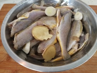 6、家庭版&酥酥的黄花鱼,搅拌均匀喂30分钟
