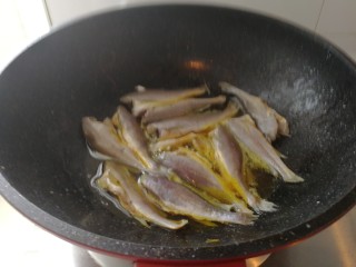 7、家庭版&酥酥的黄花鱼,起油锅，油热依次放入鱼