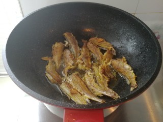 8、家庭版&酥酥的黄花鱼,煎鱼不要着急，煎至金黄色在翻个，慢慢翻，别翻碎了。