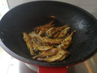 9、家庭版&酥酥的黄花鱼,翻个煎另一面。煎至金黄色微硬酥酥的就好了。