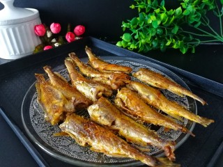 10、家庭版&酥酥的黄花鱼,照个相吧，外酥里嫩的黄花鱼煎好了，好吃又补钙。